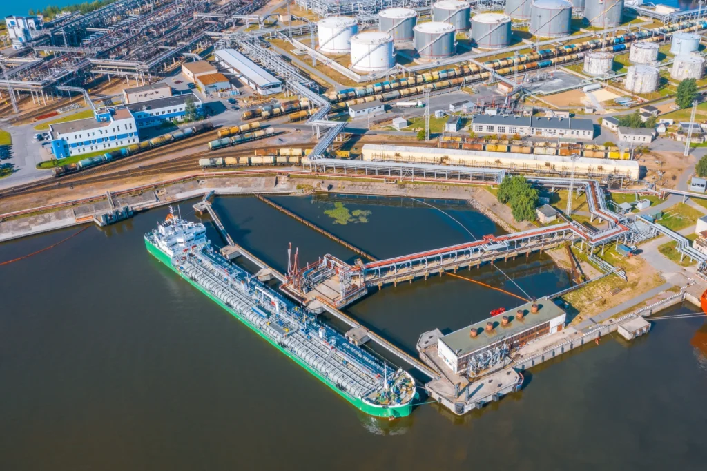 Vue aérienne d'un port africain illustrant l'intermodalité et les corridors de transport maritime en Afrique – AATMI