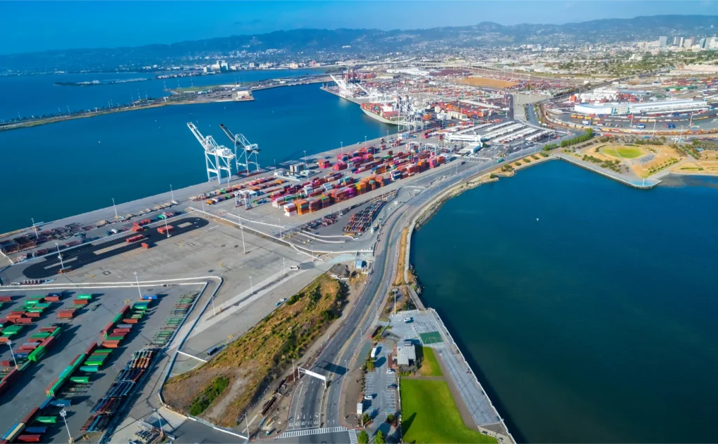 Infrastructure portuaire représentant la mission de l'AATMI pour un transport maritime intermodal durable